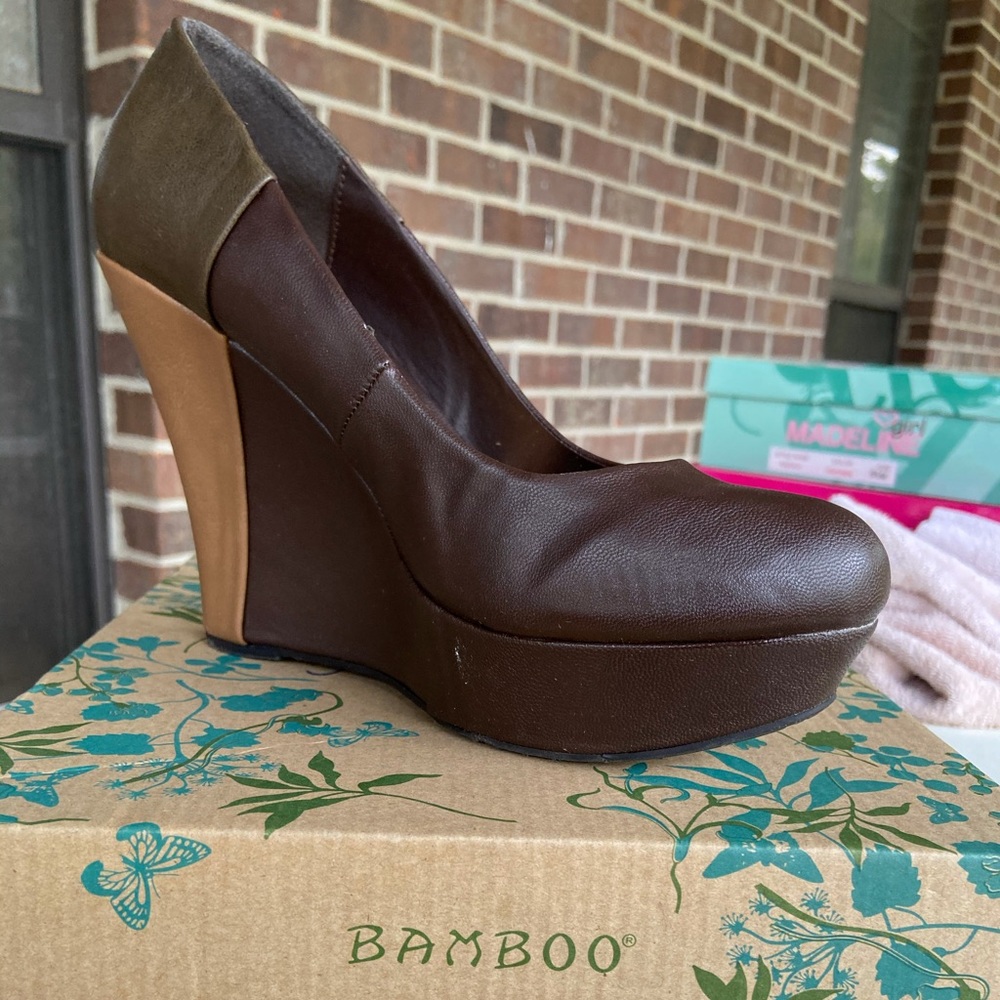 Bamboo size 8.5 brown wedges